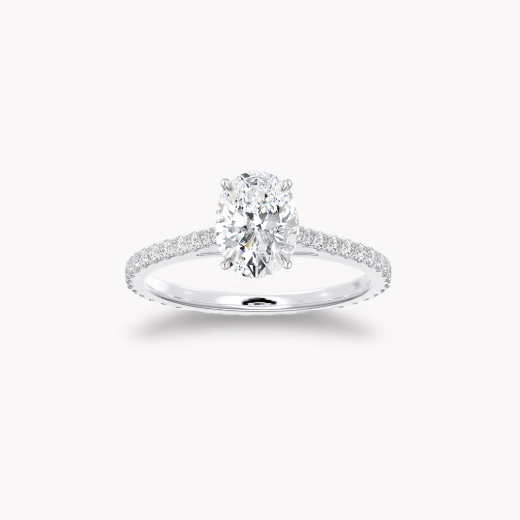 ’Classic’ Solitärring med ovalslipad diamant med sidostenar