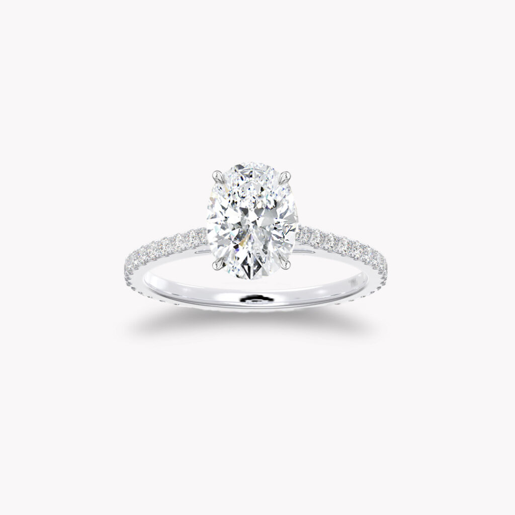 ’Classic’ Solitärring med ovalslipad diamant med sidostenar
