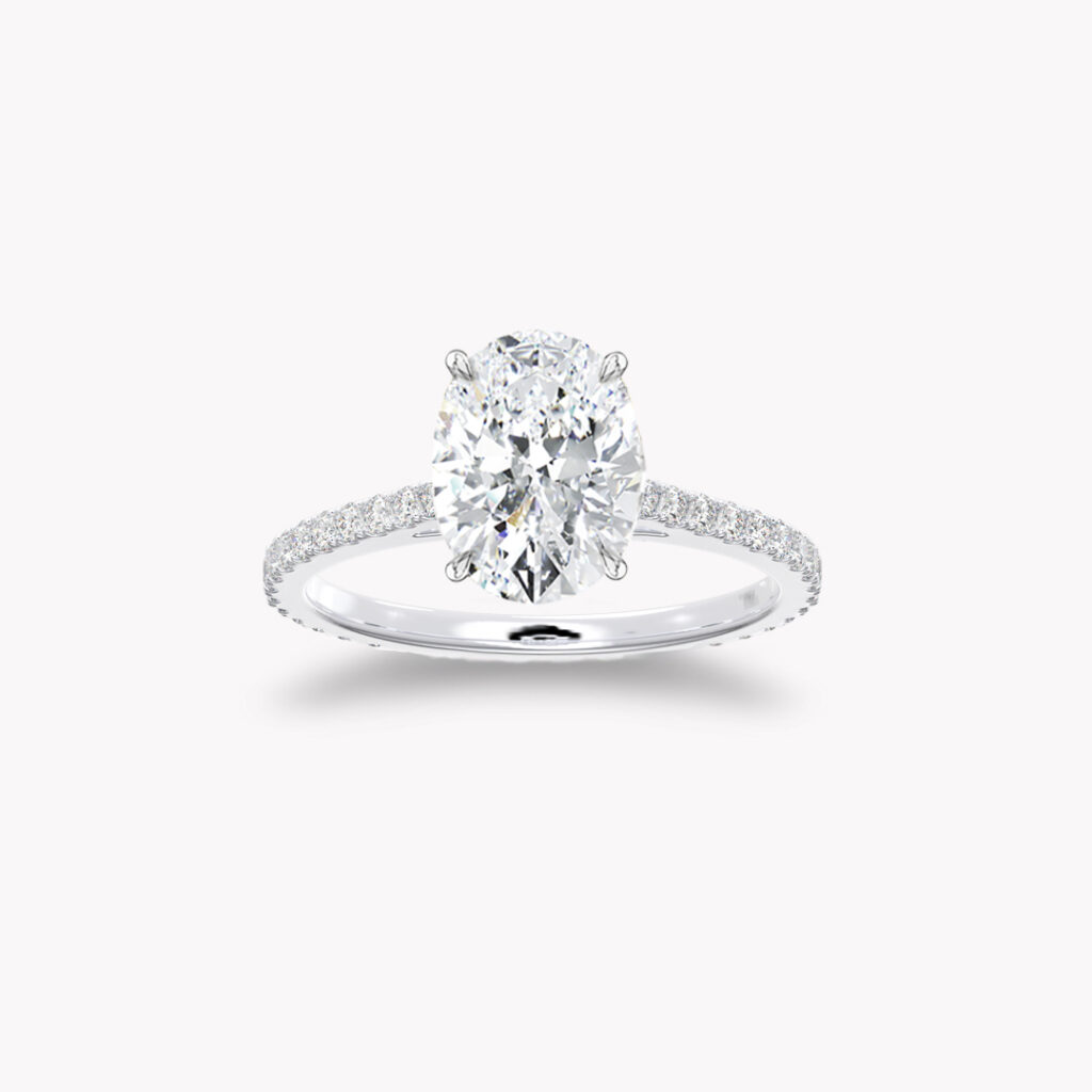 ’Classic’ Solitärring med ovalslipad diamant med sidostenar