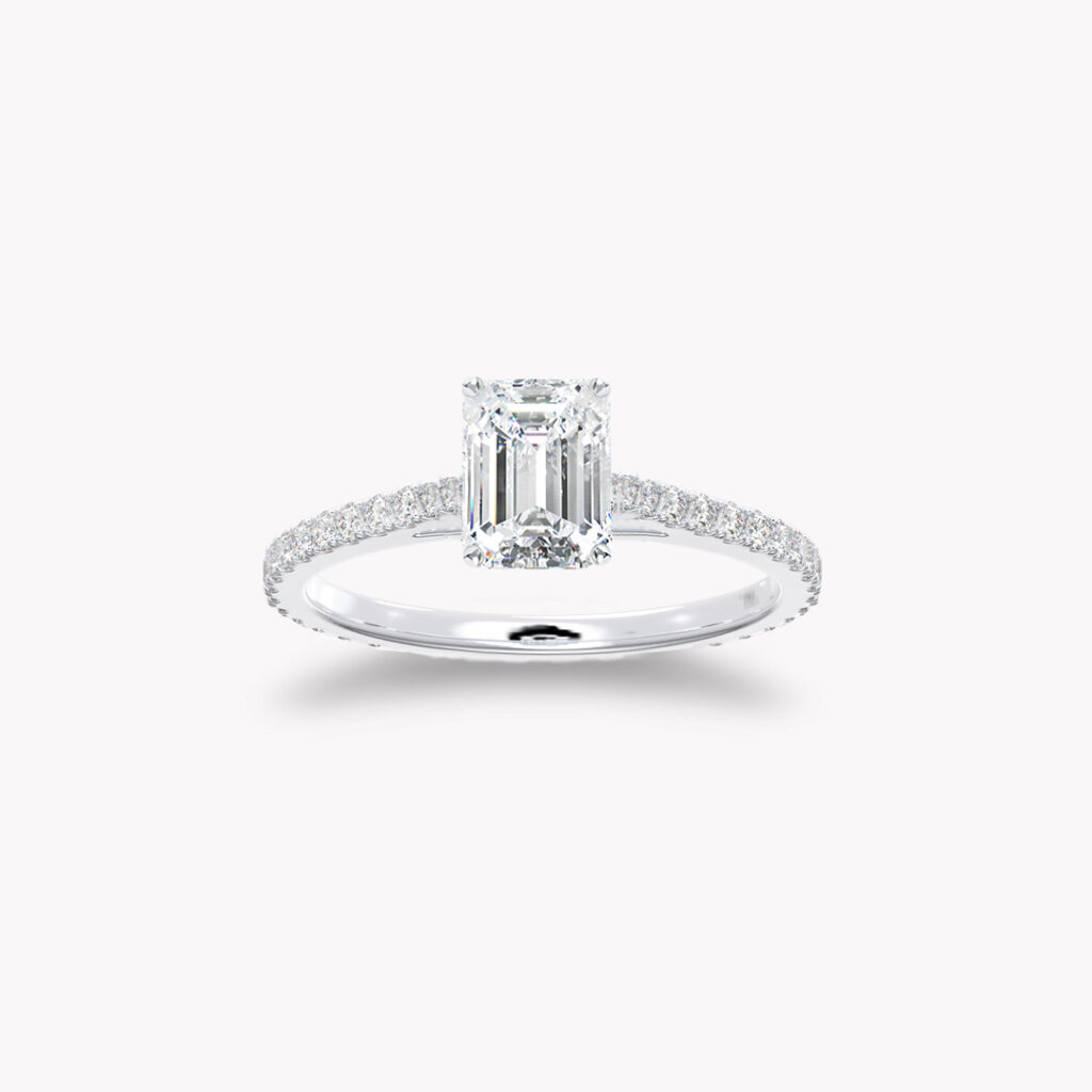 ‘Classic’ Solitärring med smaragslipad diamant och sidostenar