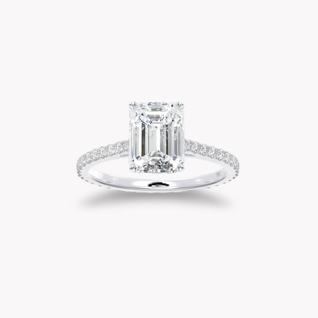 ‘Classic’ Solitärring med smaragslipad diamant och sidostenar