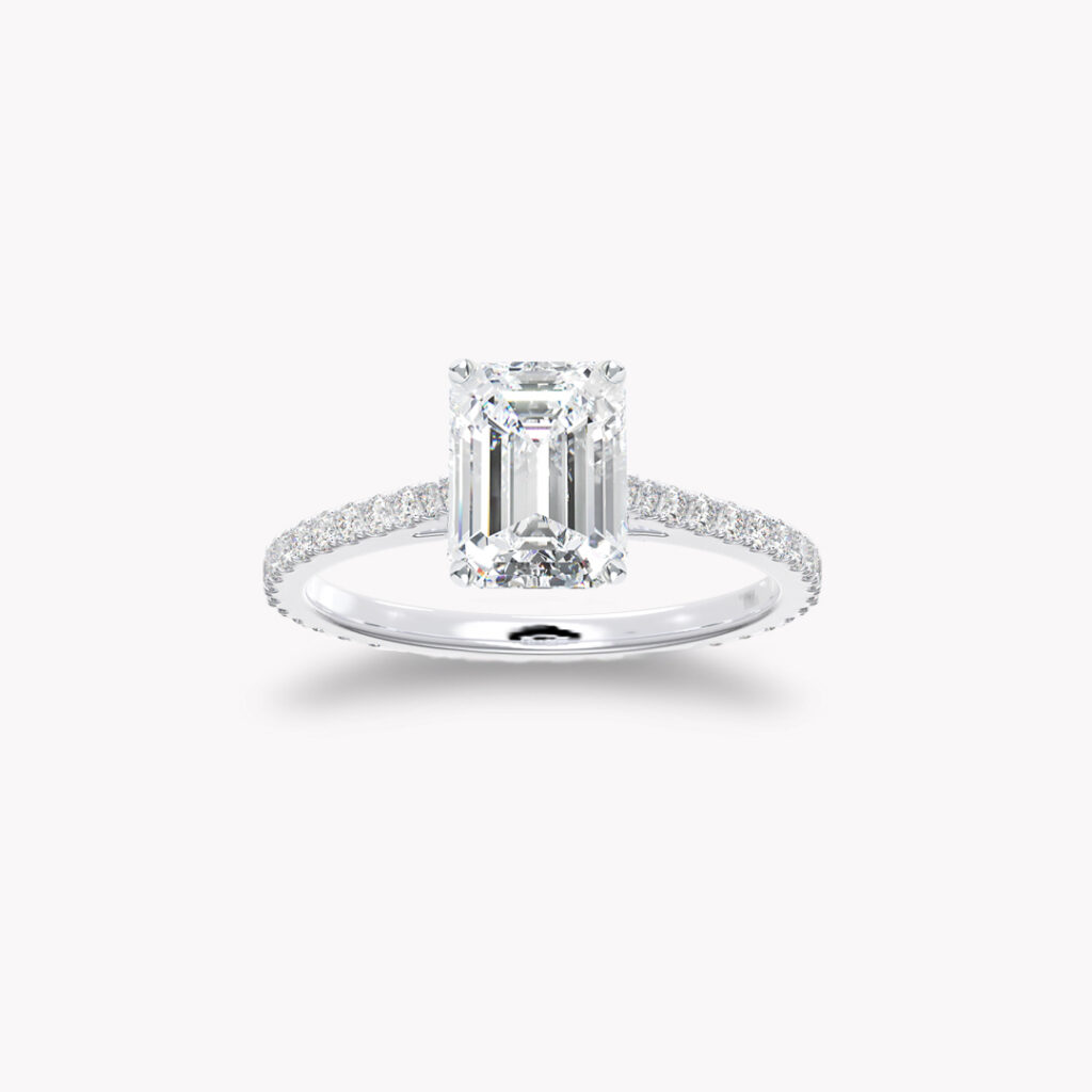 ‘Classic’ Solitärring med smaragslipad diamant och sidostenar