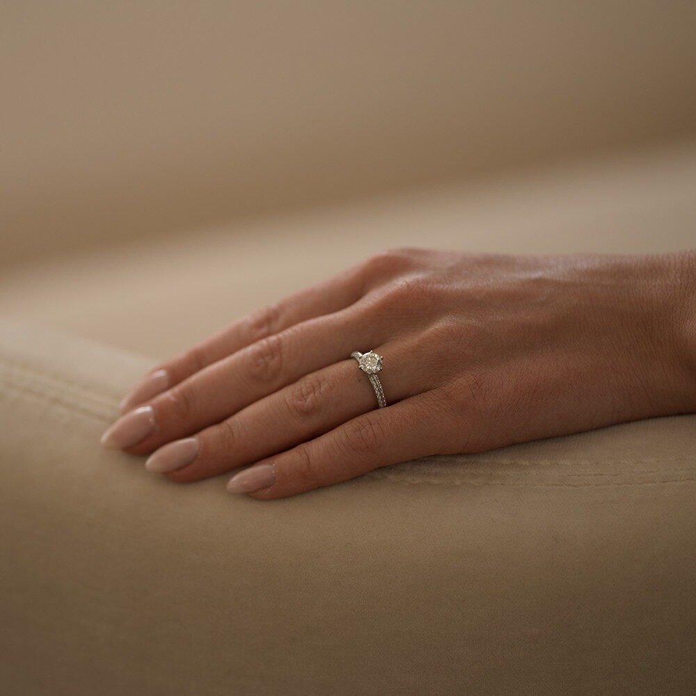 Icon' Solitaire Ring With Side Diamonds